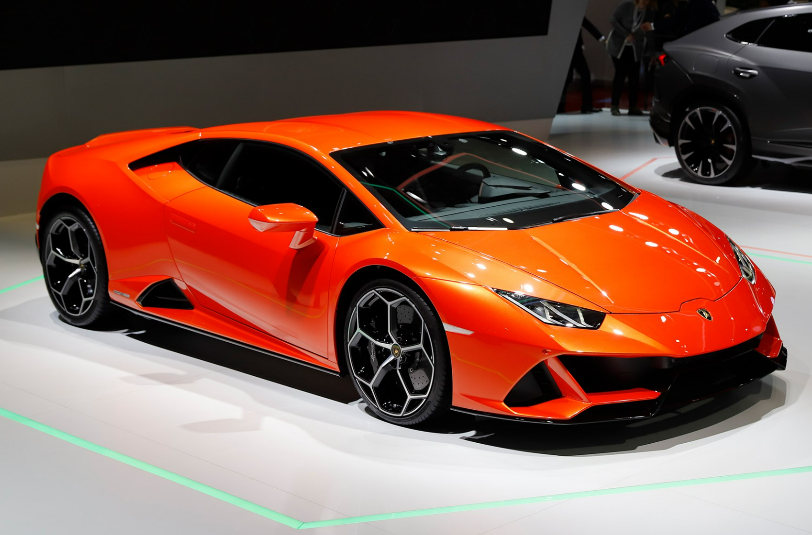 兰博基尼和劳斯莱斯哪个更贵