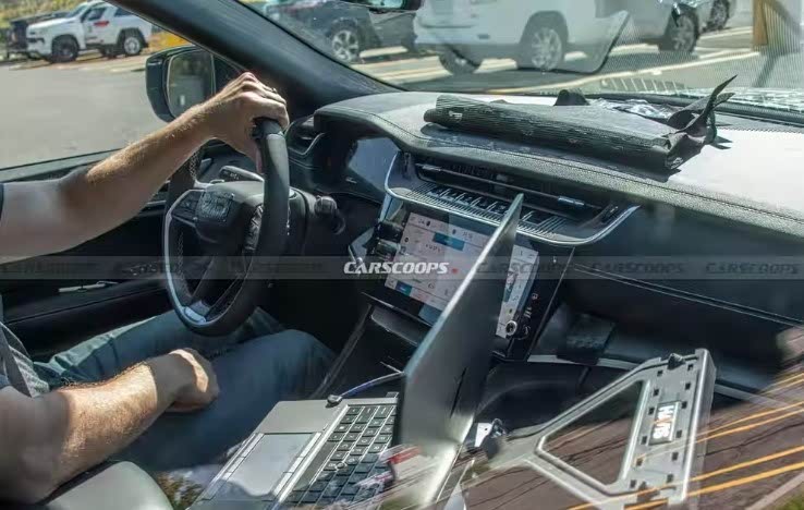 日前我们从海外媒体处获取到了一组新款jeep大切诺基的谍照