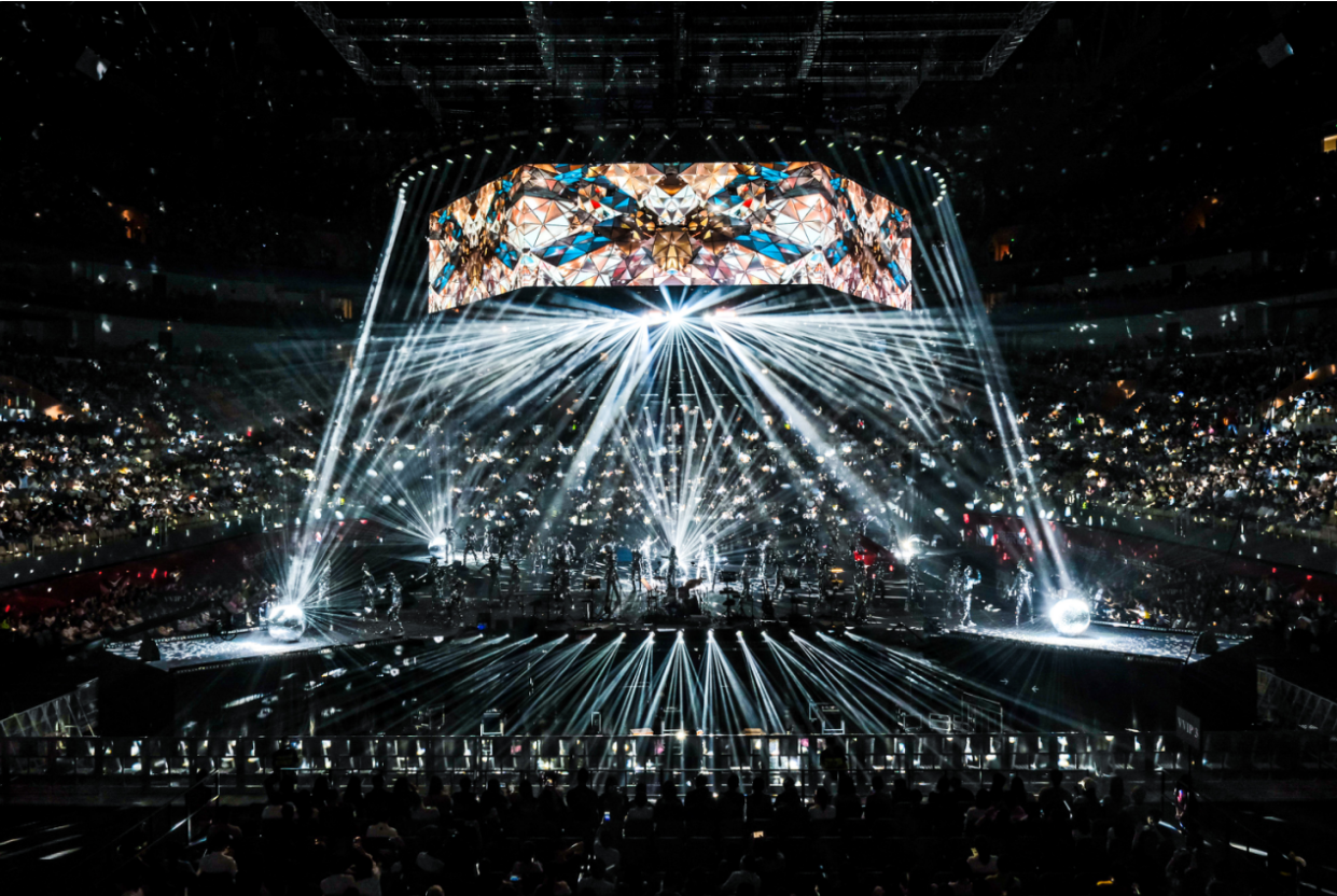 深圳夜空回荡经典旋律,「观所未见」演唱会成现象级事件