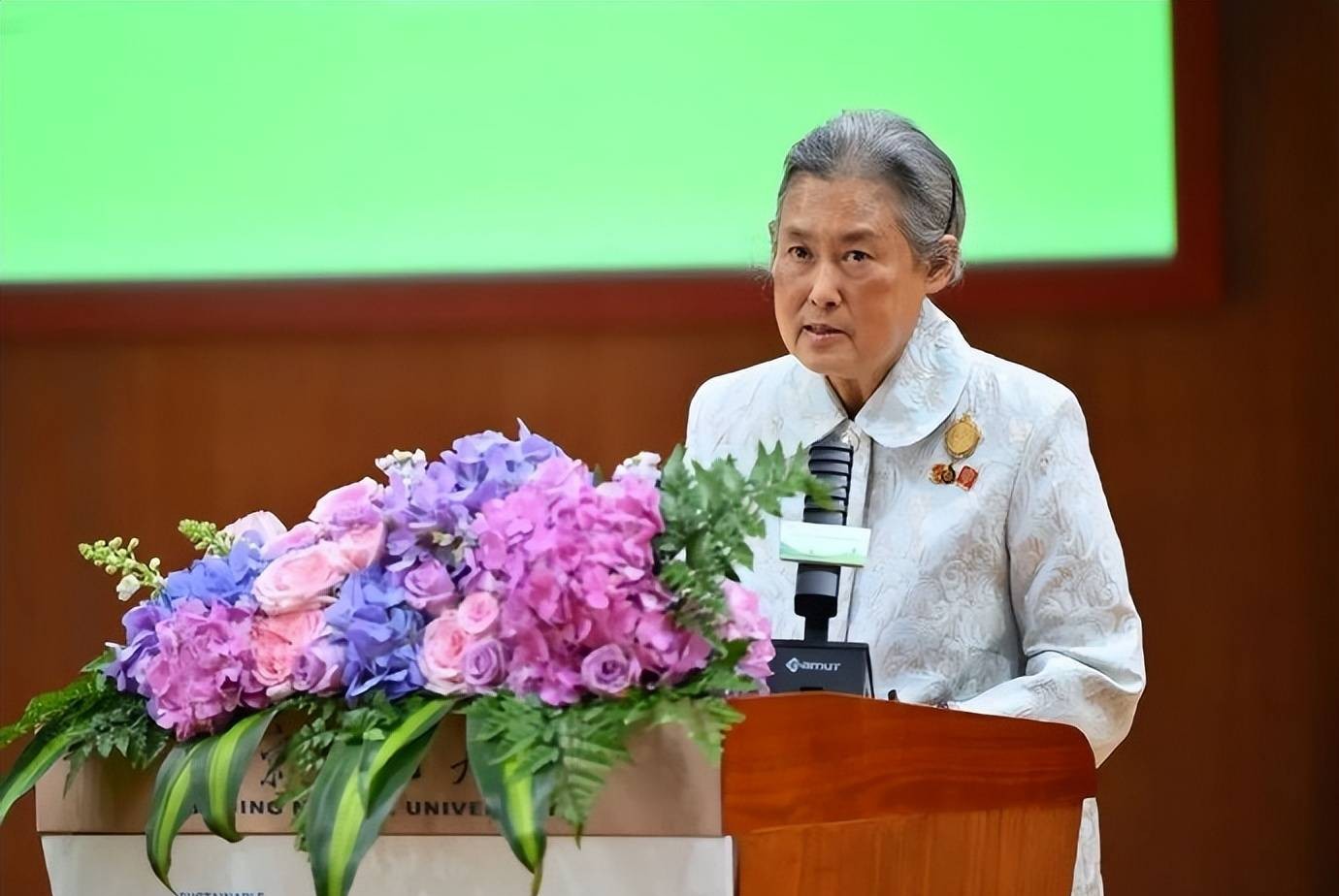 诗琳通公主访问完北师大又去北大!还亲自写毛笔字,穿刺绣裙优雅