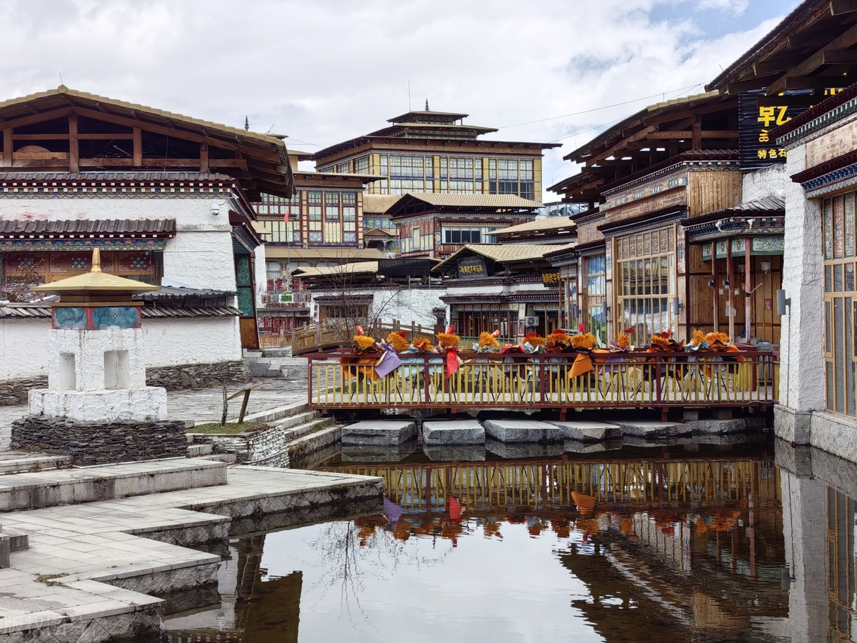 雪域桃源盛景:西藏林芝鲁朗小镇早春胜境,梦幻探秘不容错过