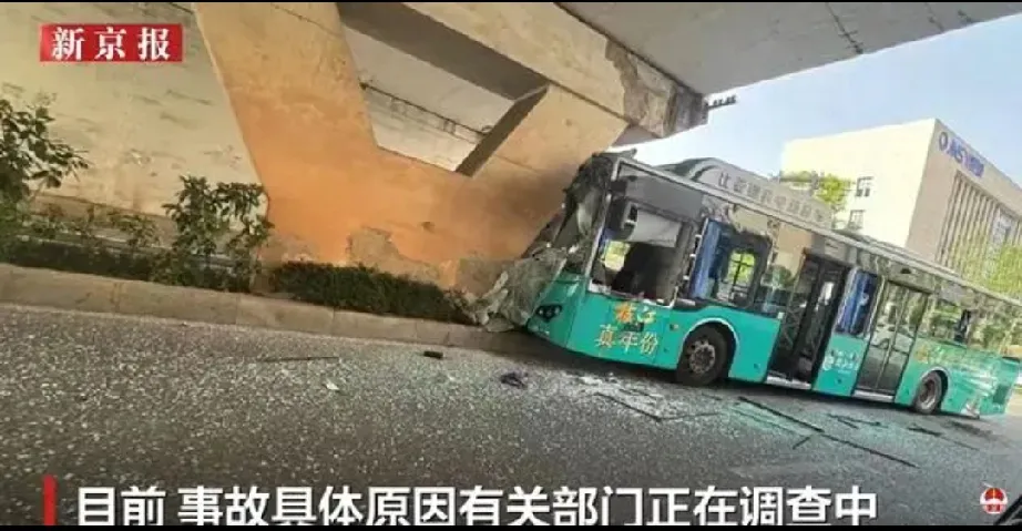 4月13日下午湖北宜昌西陵区西湖路一辆公交车直接撞上桥墩