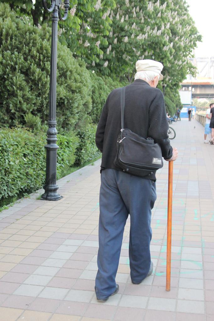 外婆去世,我出 10 万给外公老友养老,之后老友去世,看遗书愣住
