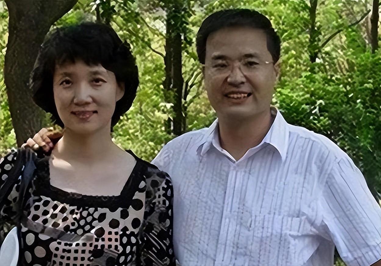 回顾央视主持李修平:工作26年零失误,二婚嫁大十岁丈夫,现如何?