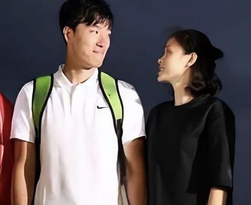回顾刘翔:与演员葛天结婚9个月离婚,为何转身娶了初恋女友吴莎?