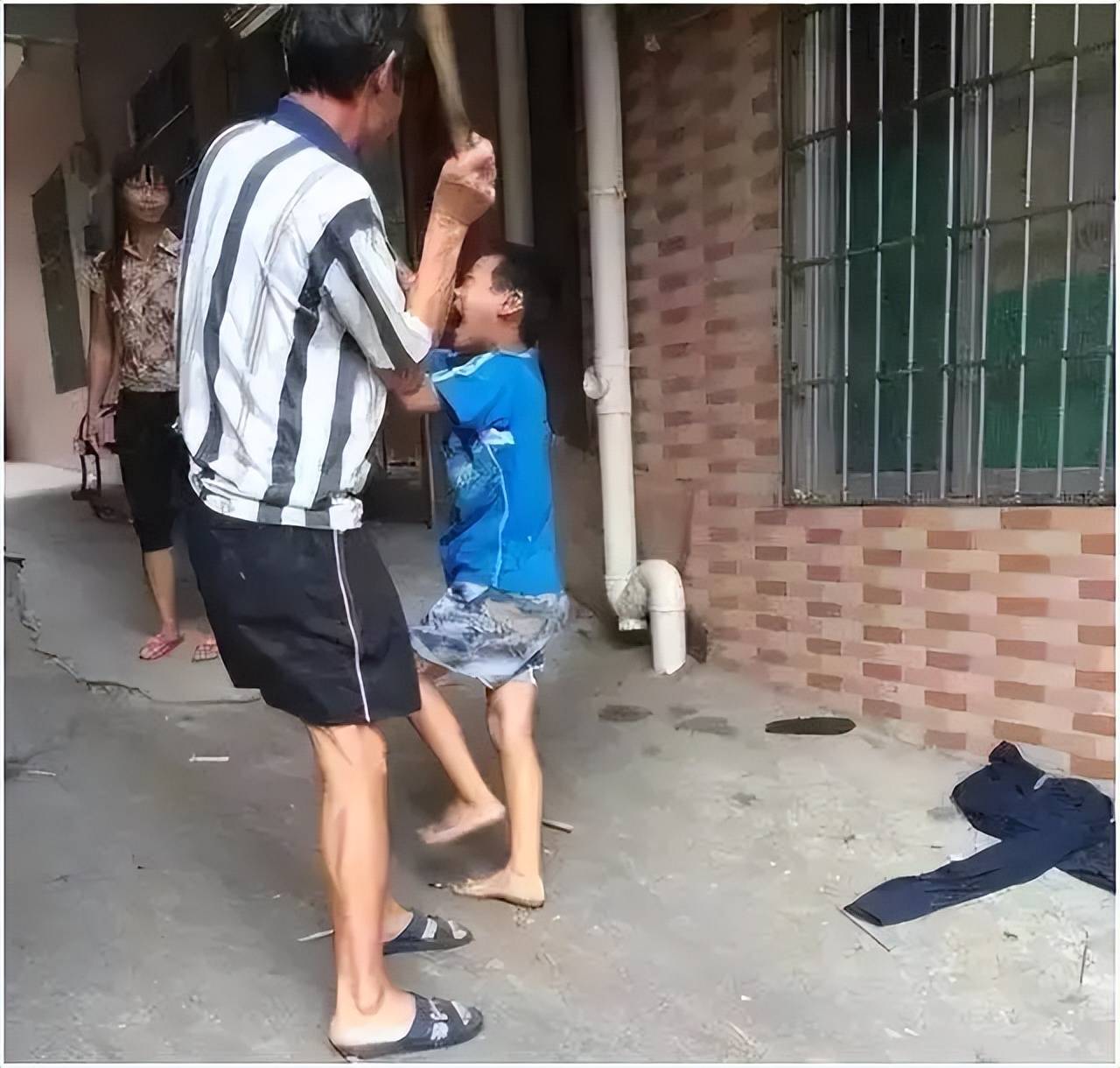 故事:一初中女生被同学欺负,父母上学校理论
