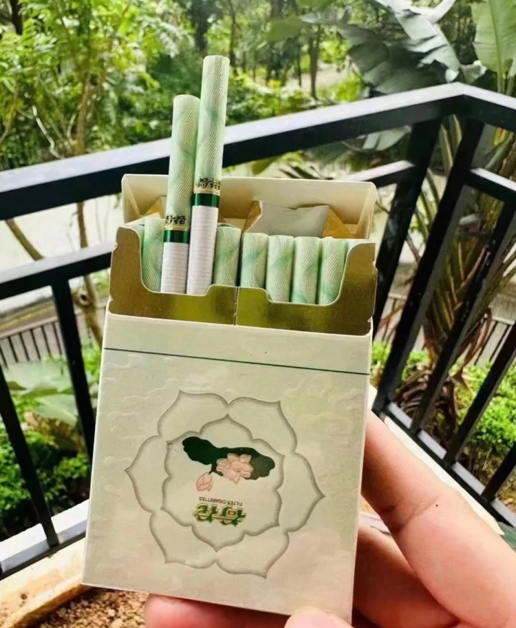 拿烟时烟名字是反的