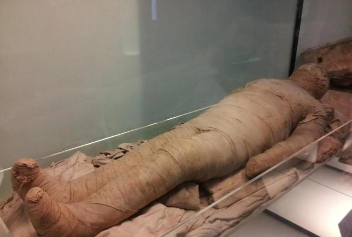 百年女木乃伊产下七公斤活婴 震惊全世界