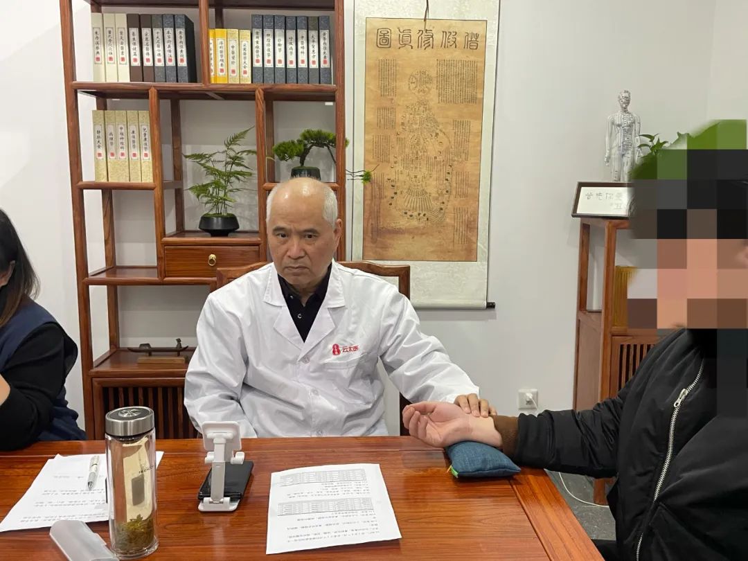 42岁的陈女士指着报告单上萎缩性胃炎伴肠化生满