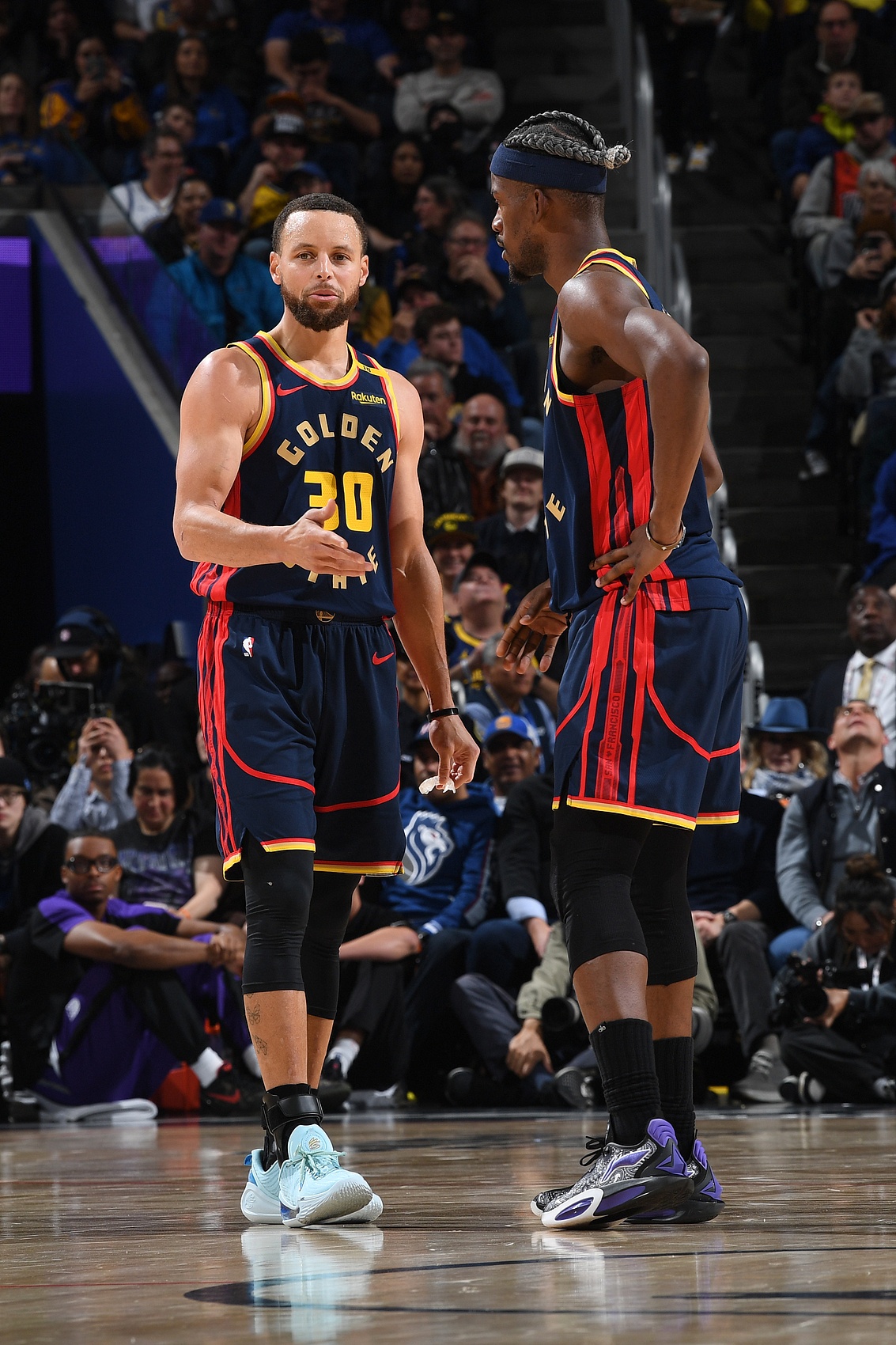 赛后,库里接受了记者采访