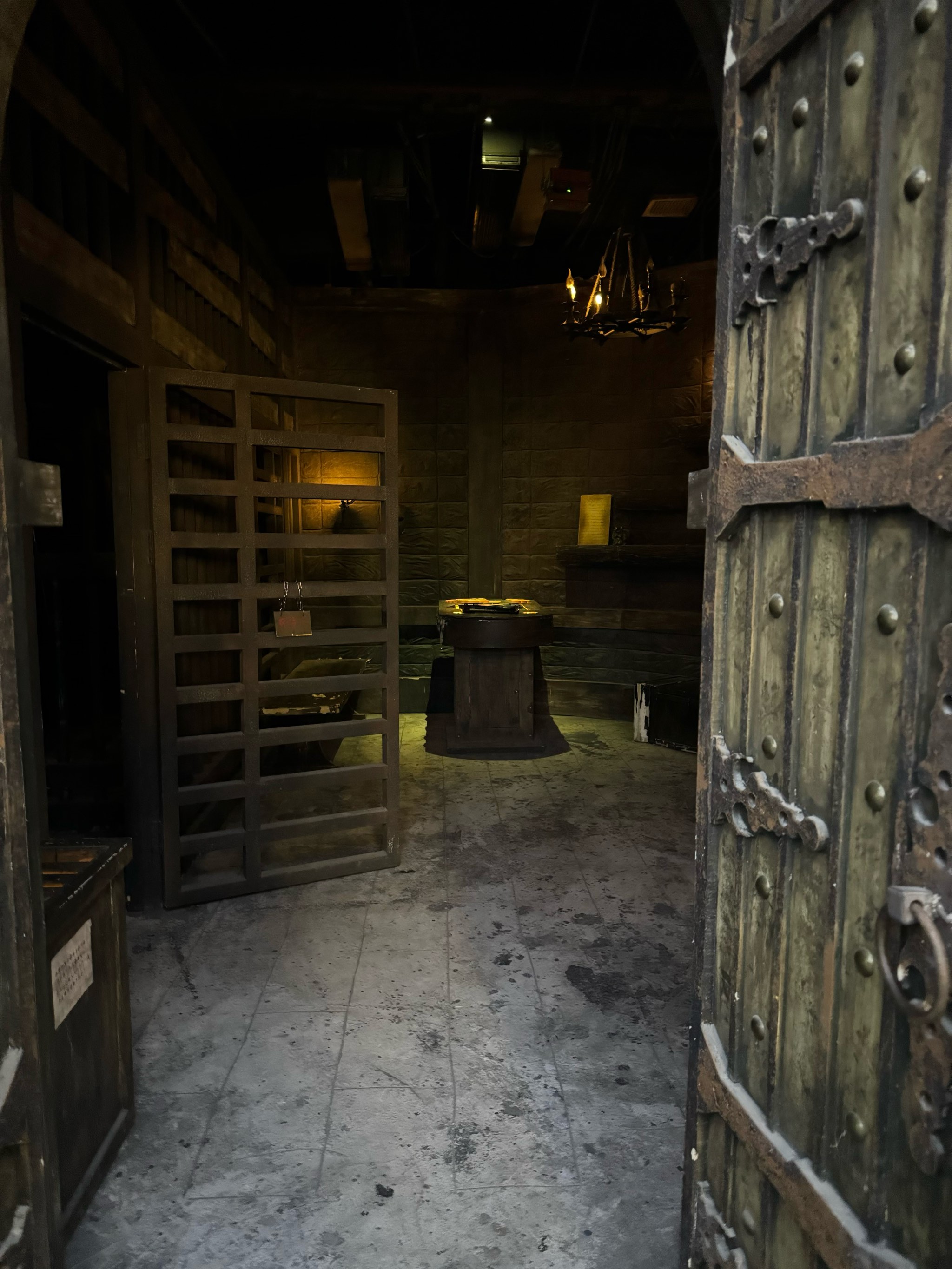 "鬼屋"游玩,未成年人害怕撞破额头,受伤责任如何分担?