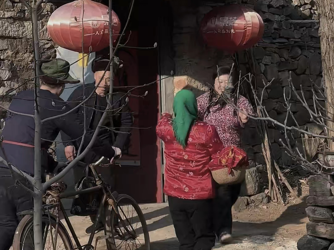 那年春节炸带鱼,邻居的儿子在我家门口转了三圈,父亲做了个决定