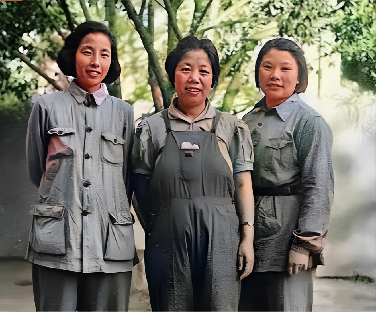 延安时期,3位伟人夫人的罕见合影,左边这位美女是彭老总的妻子