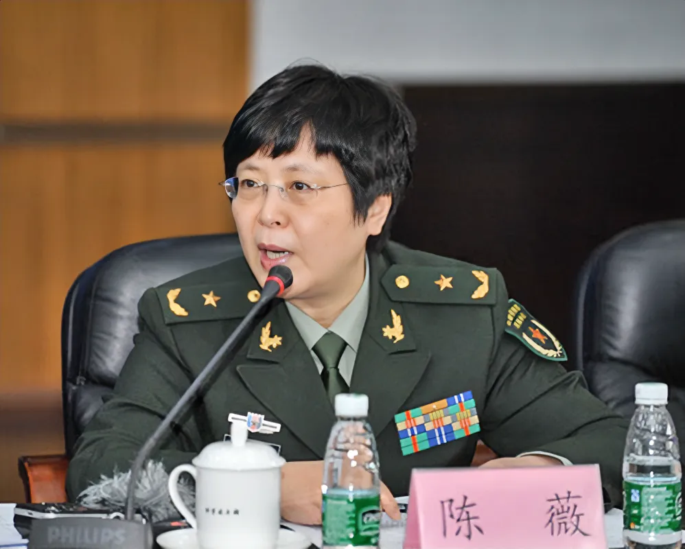 "人民英雄"陈薇女少将的十大简历: 一,1966年2月出生于浙江省兰溪市