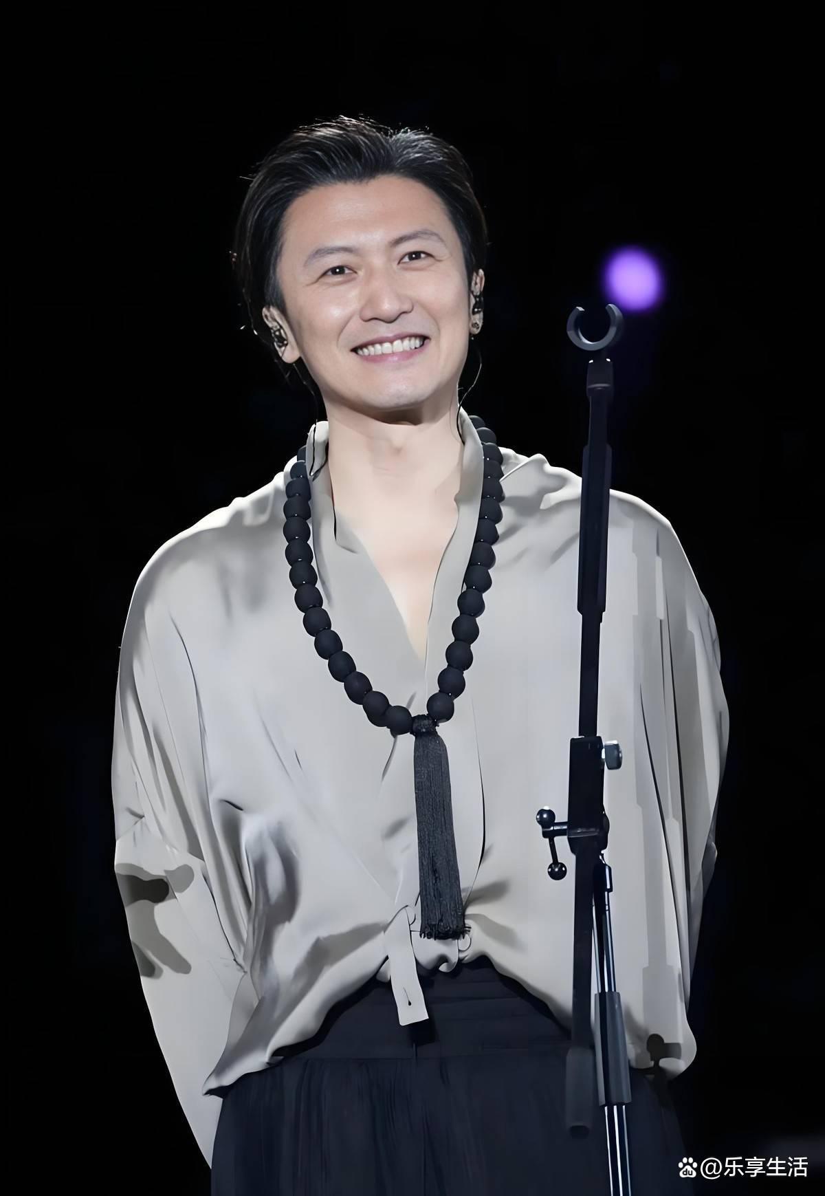 天后戴口罩随《玉蝴蝶》节奏轻晃,被网友抓拍后 #王菲谢霆锋好甜