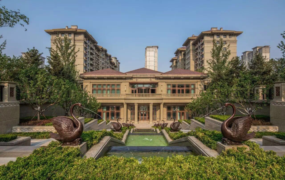 坐落于东四环之畔,这片矮板式住宅楼群,以宽敞的大