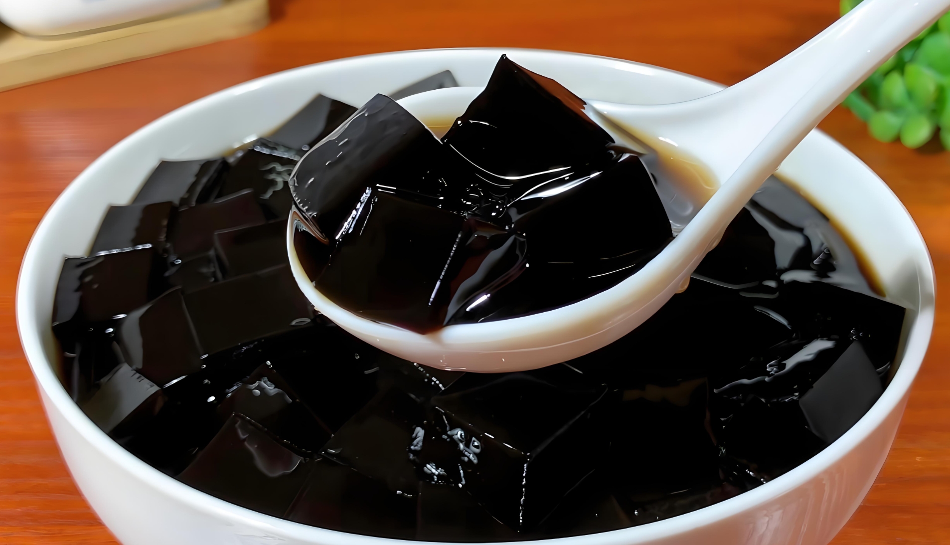 黑凉粉vs烧仙草:夏日甜品界的"双胞胎"!一文读懂谁是消暑王者