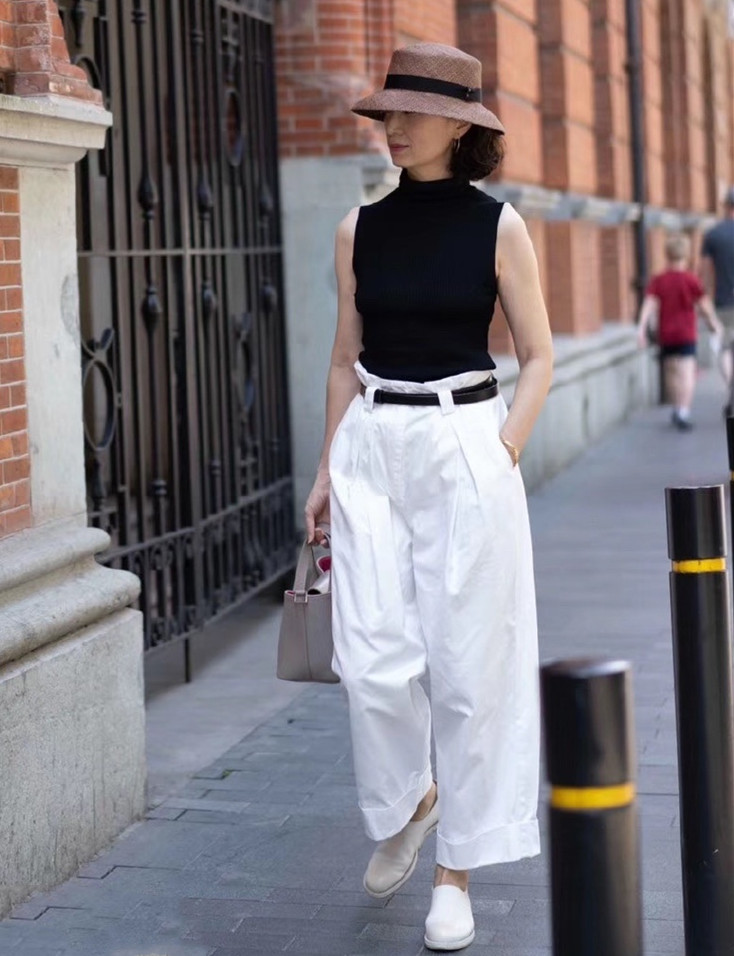 50岁女人穿裙子和裤子差别大,不信看三木妈的夏季打扮,一目了然