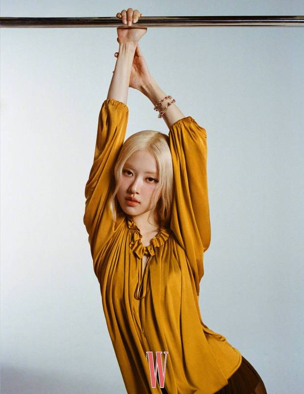 4月29日,朴彩英一组时尚大片释出,照片中她穿修身短裙,一头金发冷艳