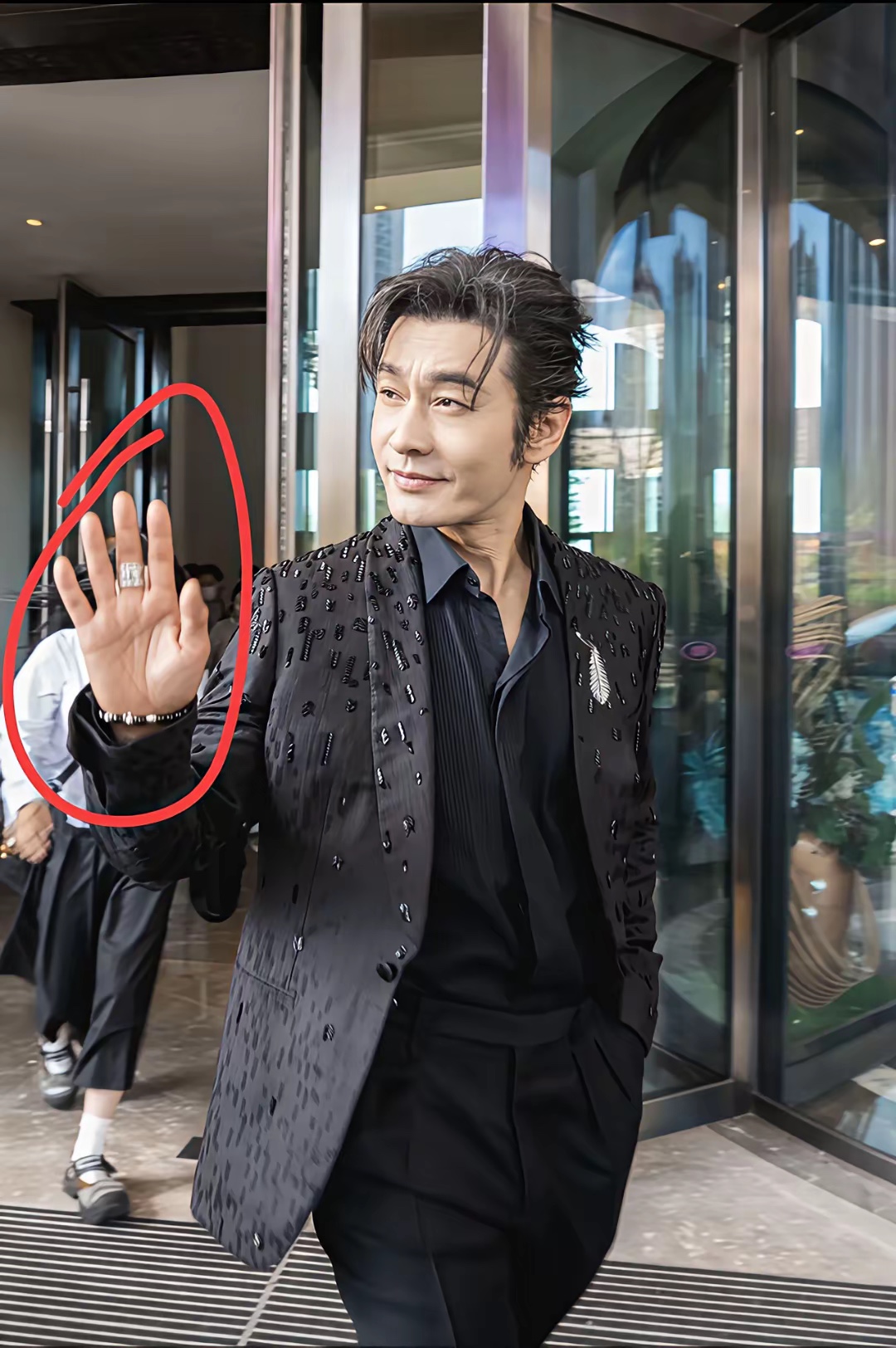 黄晓明精心选了好多增高鞋