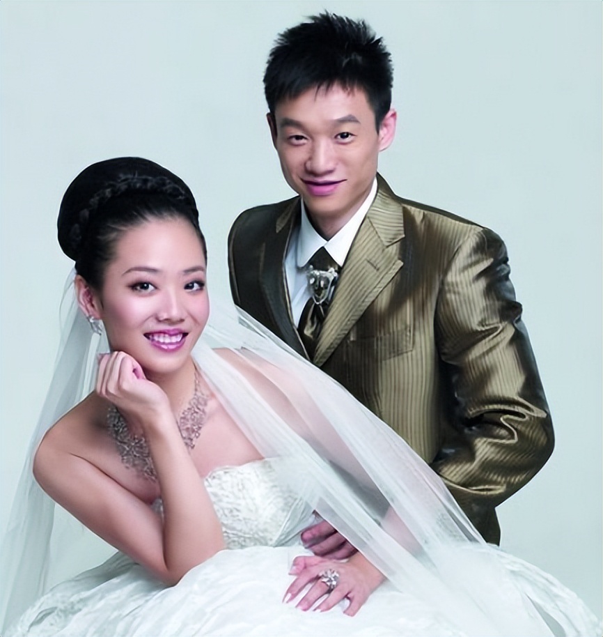 一个普通家庭的女孩,如何从国脚妻子沦为诈骗27位文体明星的阶下囚?