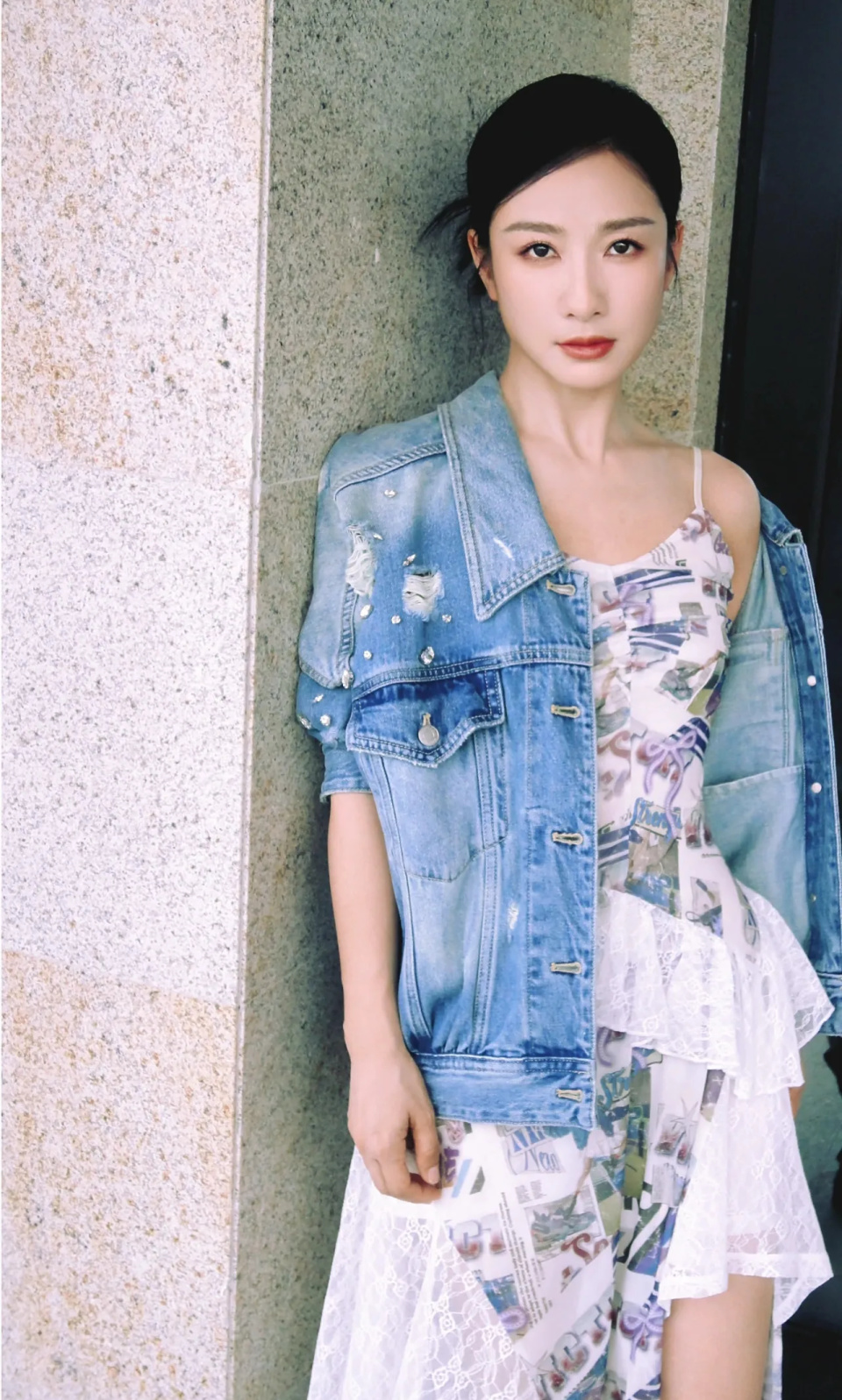 40岁陶昕然素颜状态好到爆!牛仔外套搭配碎花裙,长筒靴时髦减龄