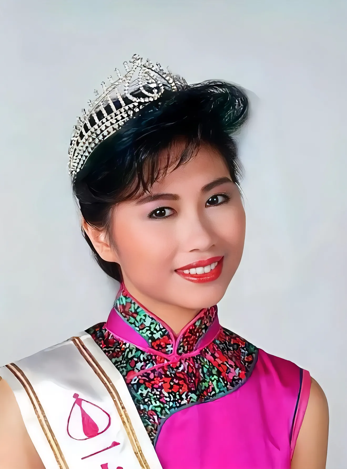 香港演员杨宝玲的三次感情经历: 一,第一段婚姻:1994年,杨宝玲与音乐