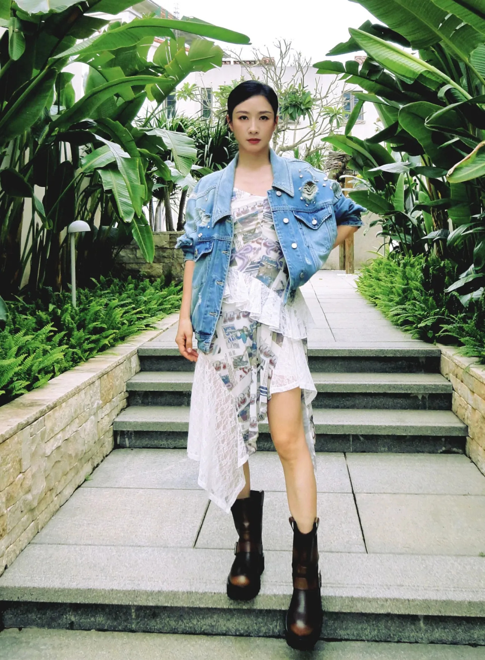 40岁陶昕然素颜状态好到爆!牛仔外套搭配碎花裙,长筒靴时髦减龄