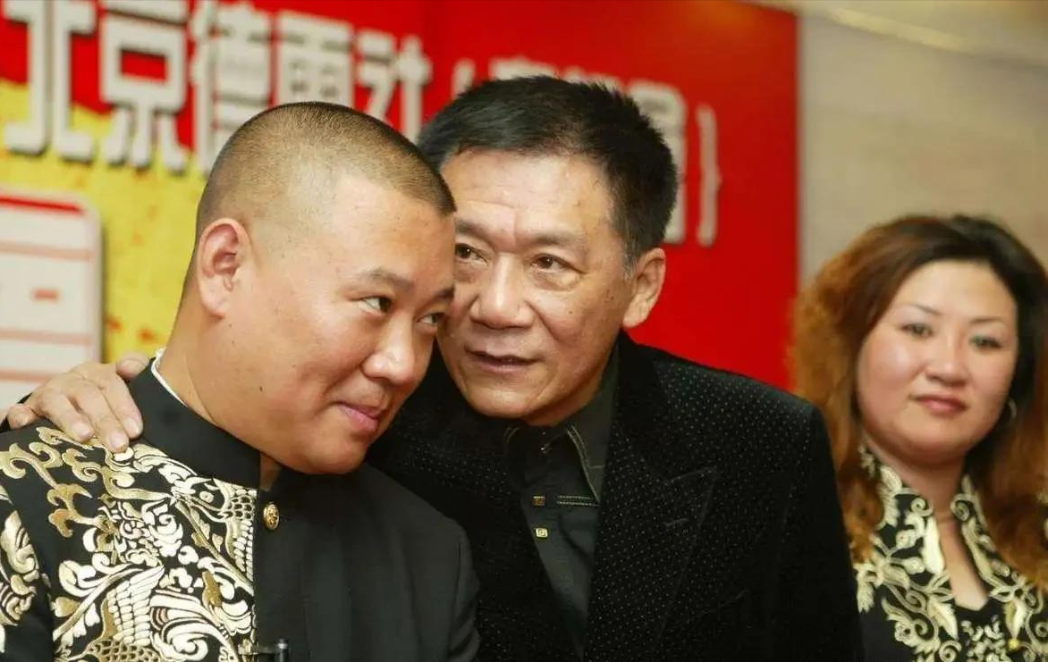 戴志诚的师伯是侯耀文,而袁茵是侯耀文的妻子,他们这一行