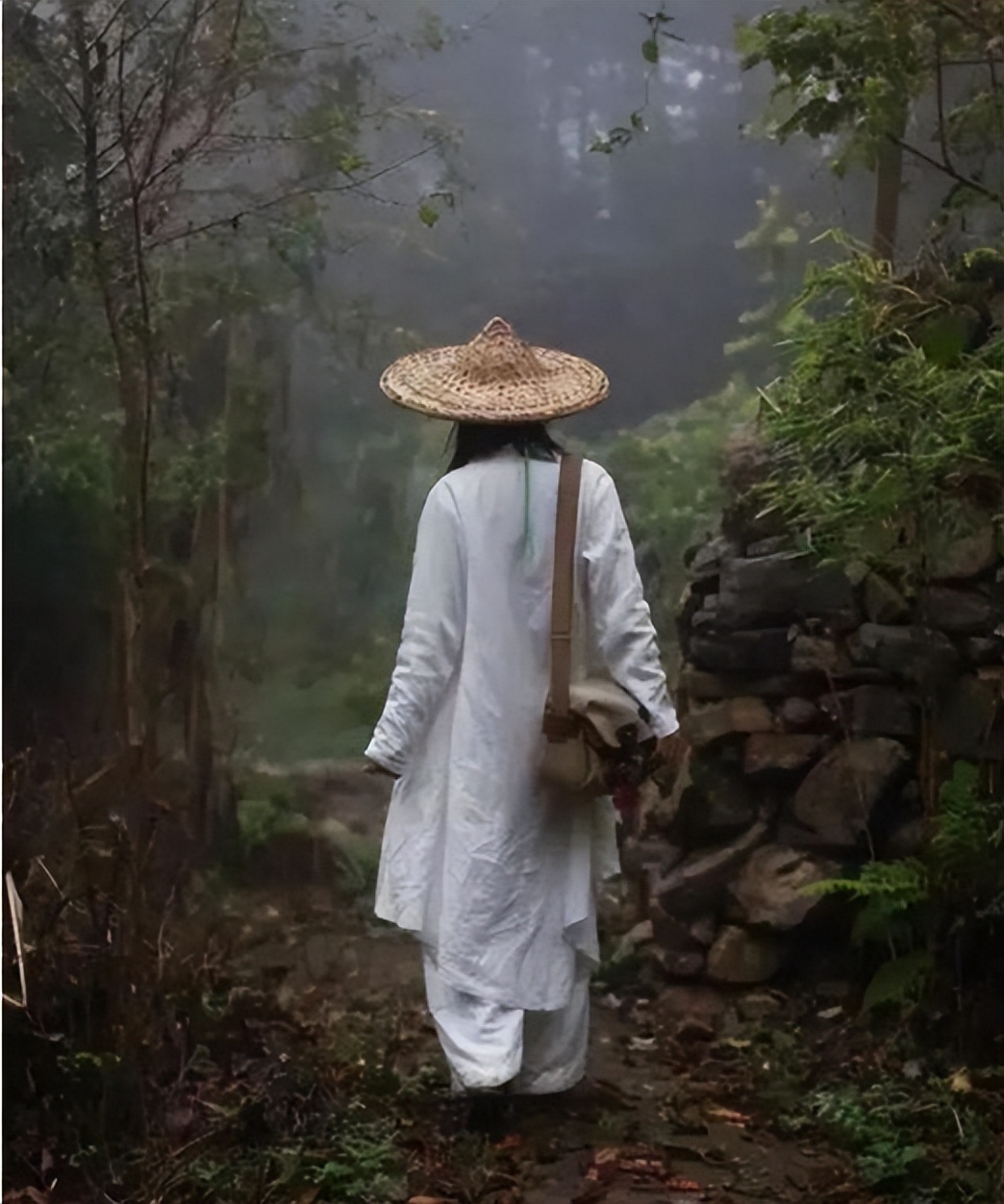 终南山第一隐士:隐居30多年,天天清水煮白菜,现亲人已认不出他