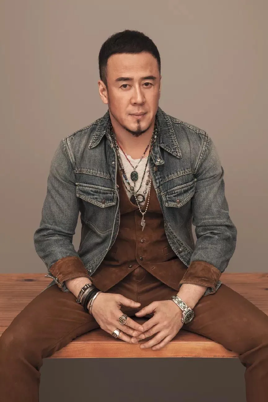 杨坤vs阿杜 1.唱功:杨坤 2.嗓音辨识度:都很高 3.作品质量:差不多 4