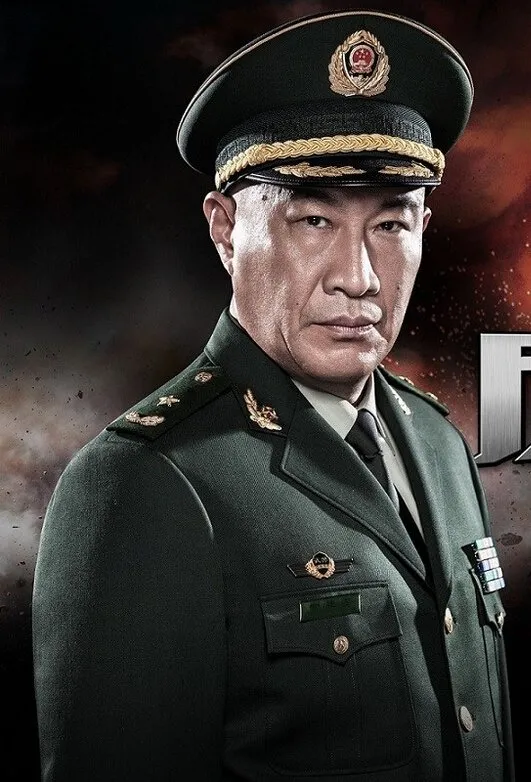 几十年来,不论演什么角色,都是一张面孔,一副光头形象,表演缺乏创新