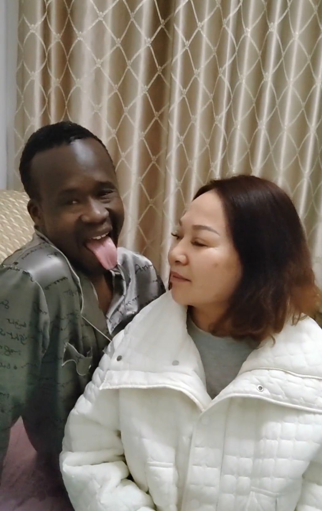 64岁大妈不听劝,与黑人见面却住进医院