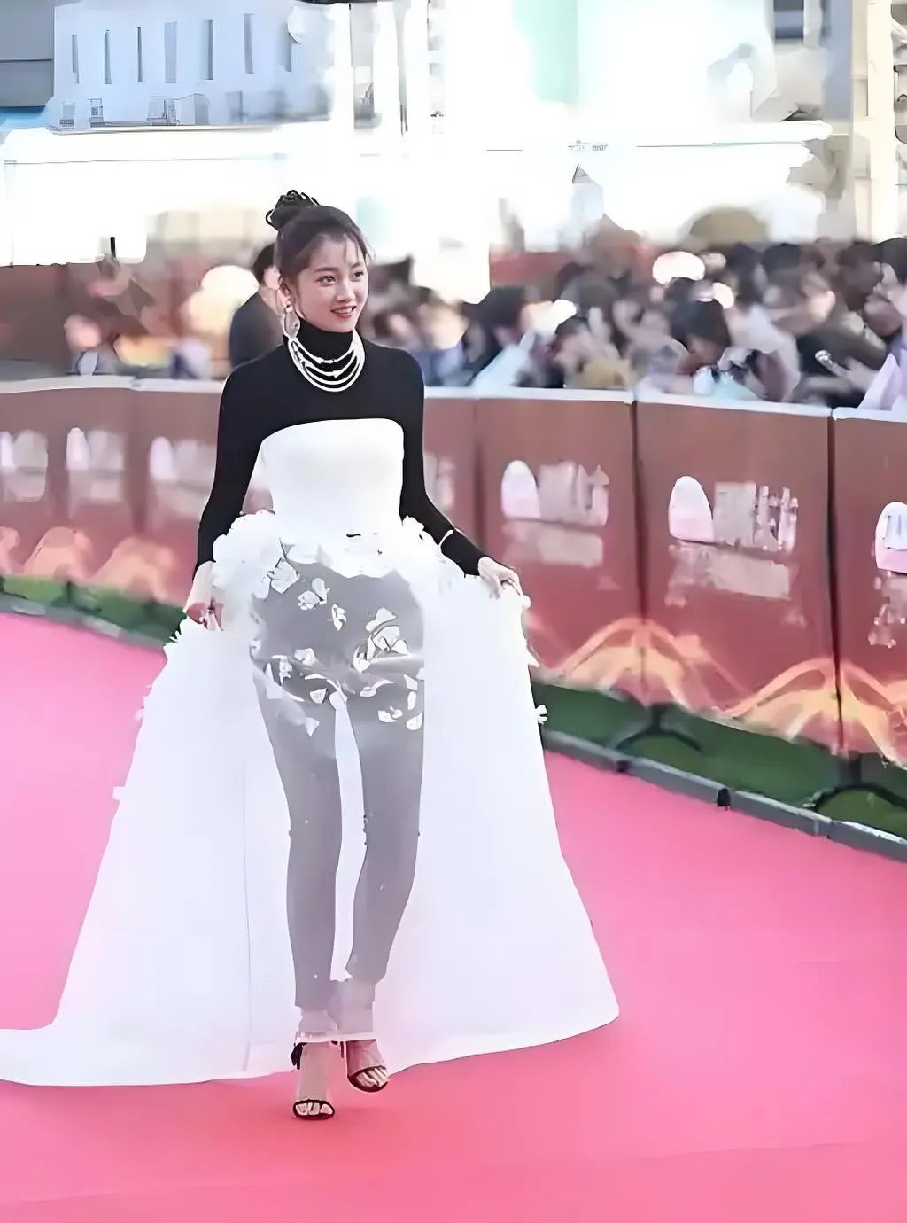 27岁关晓彤染金发好惊艳,五官精致宛如洋娃娃,气场强大又美又飒