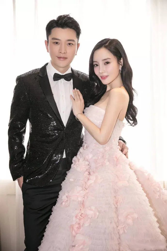 有一次,贾乃亮和李小璐逛街时,李小璐看上了一件2万9的衣服,而贾乃亮