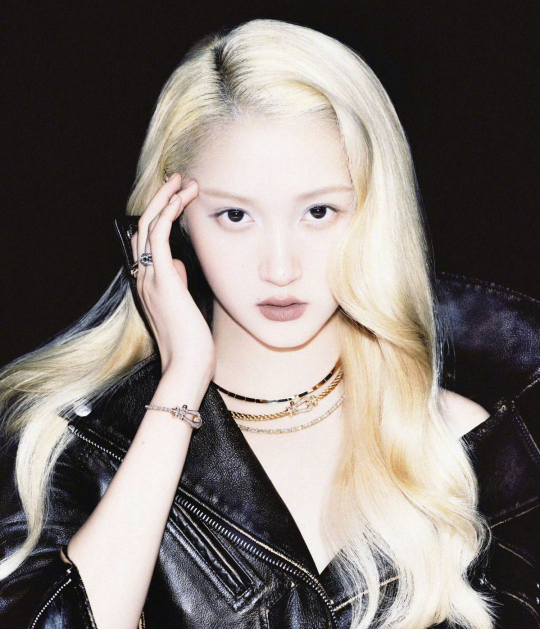 27岁关晓彤染金发好惊艳,五官精致宛如洋娃娃,气场强大又美又飒