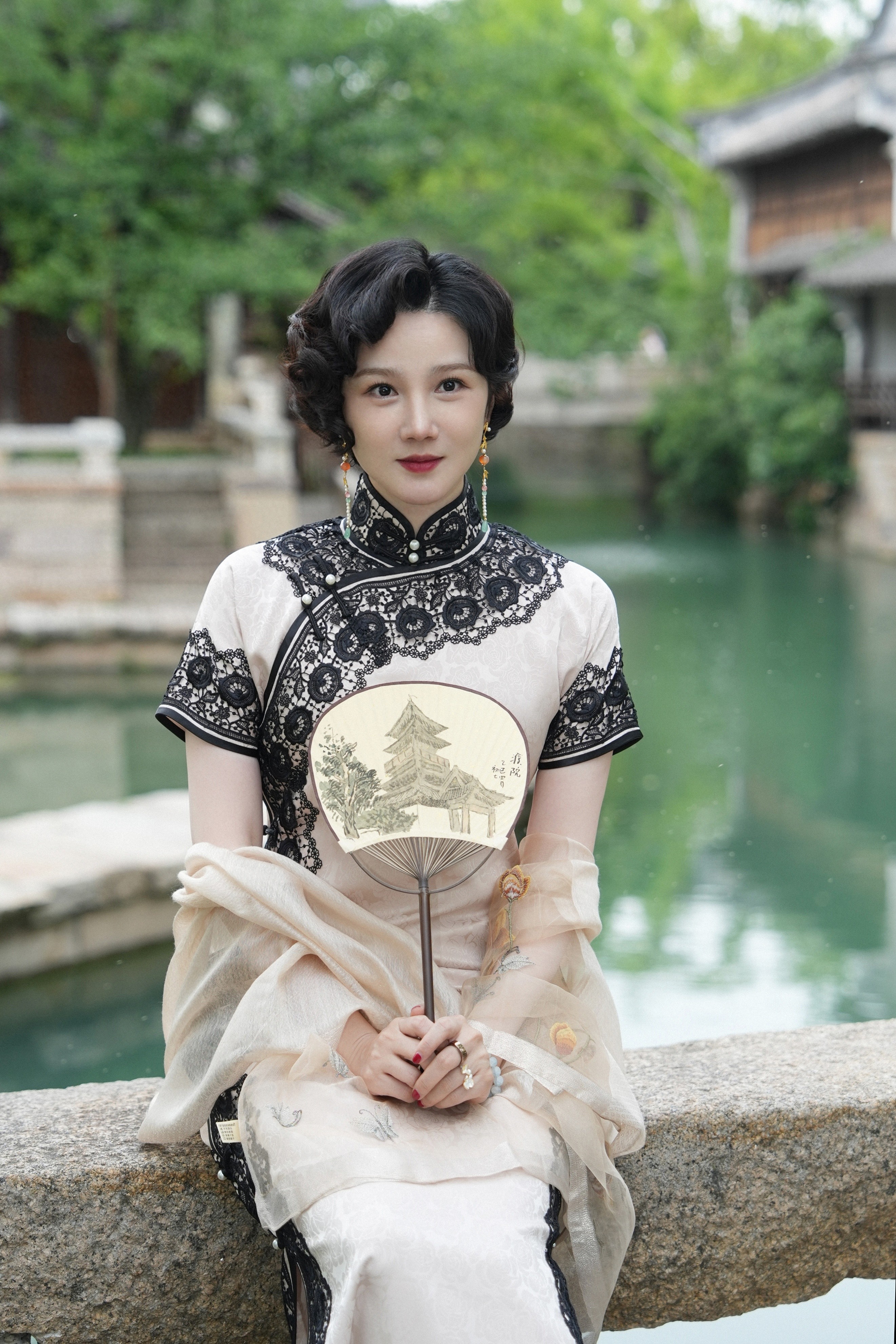 这位实力派女演员身着剪裁考究的旗袍,将玲珑有致的身材曲线展现得恰