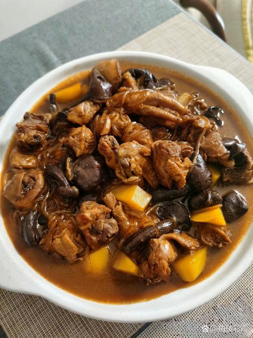 春日里,鸡肉炖蘑菇是一道既营养又美味的健康佳肴
