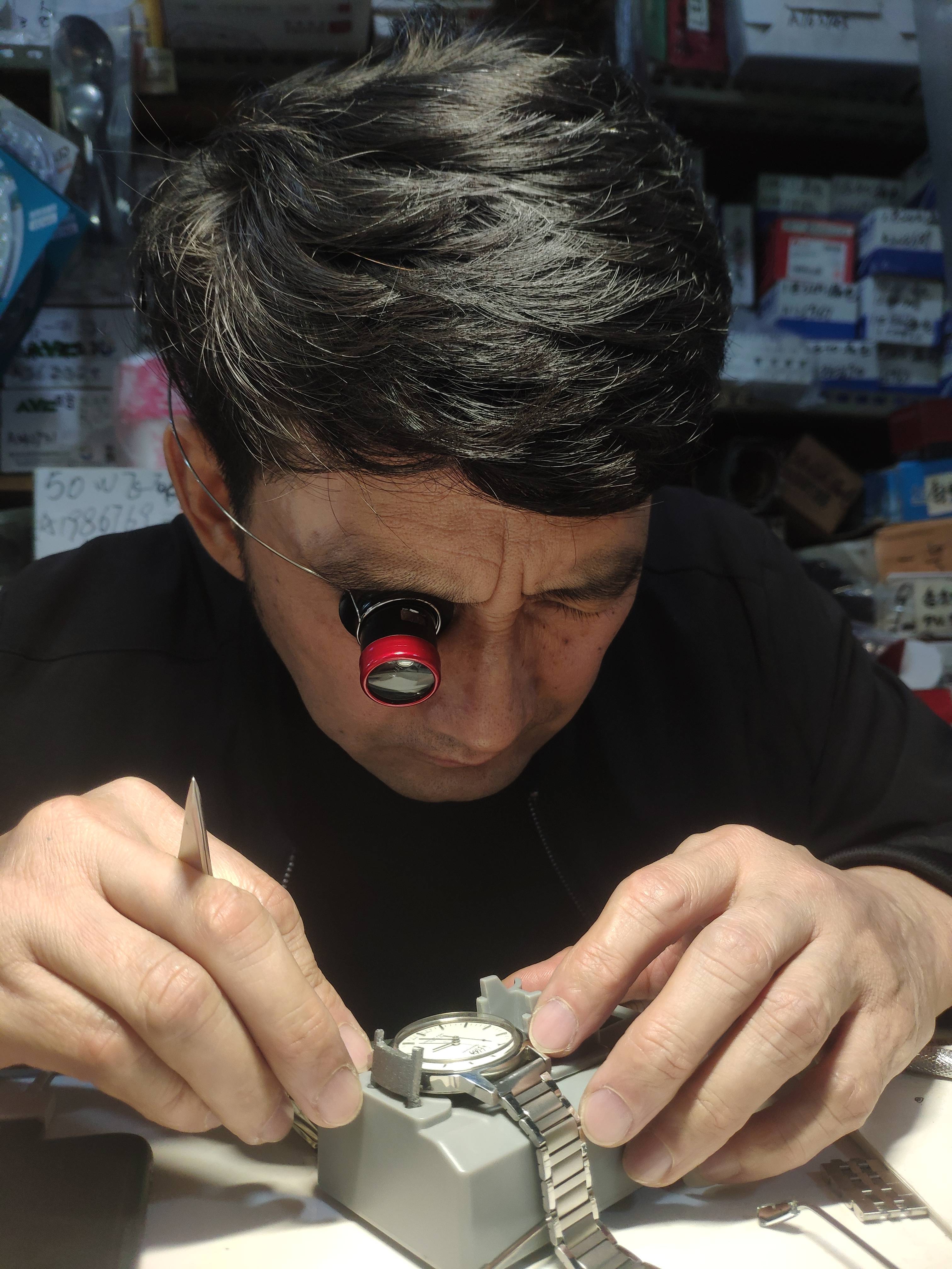 母亲生前给我一个手表,我带了十年,直到修复才发现竟然藏着秘密