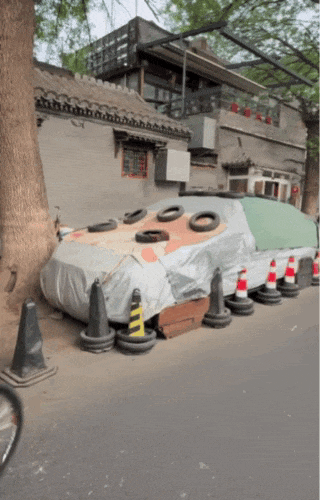 老北京胡同停车,主打一个严防死守-有驾 老北京胡同停车,主打一个严防死守-有驾