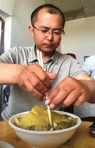 蔚县的人吃黄糕：这嗓子，生孩子没问题（GIF）_我想网