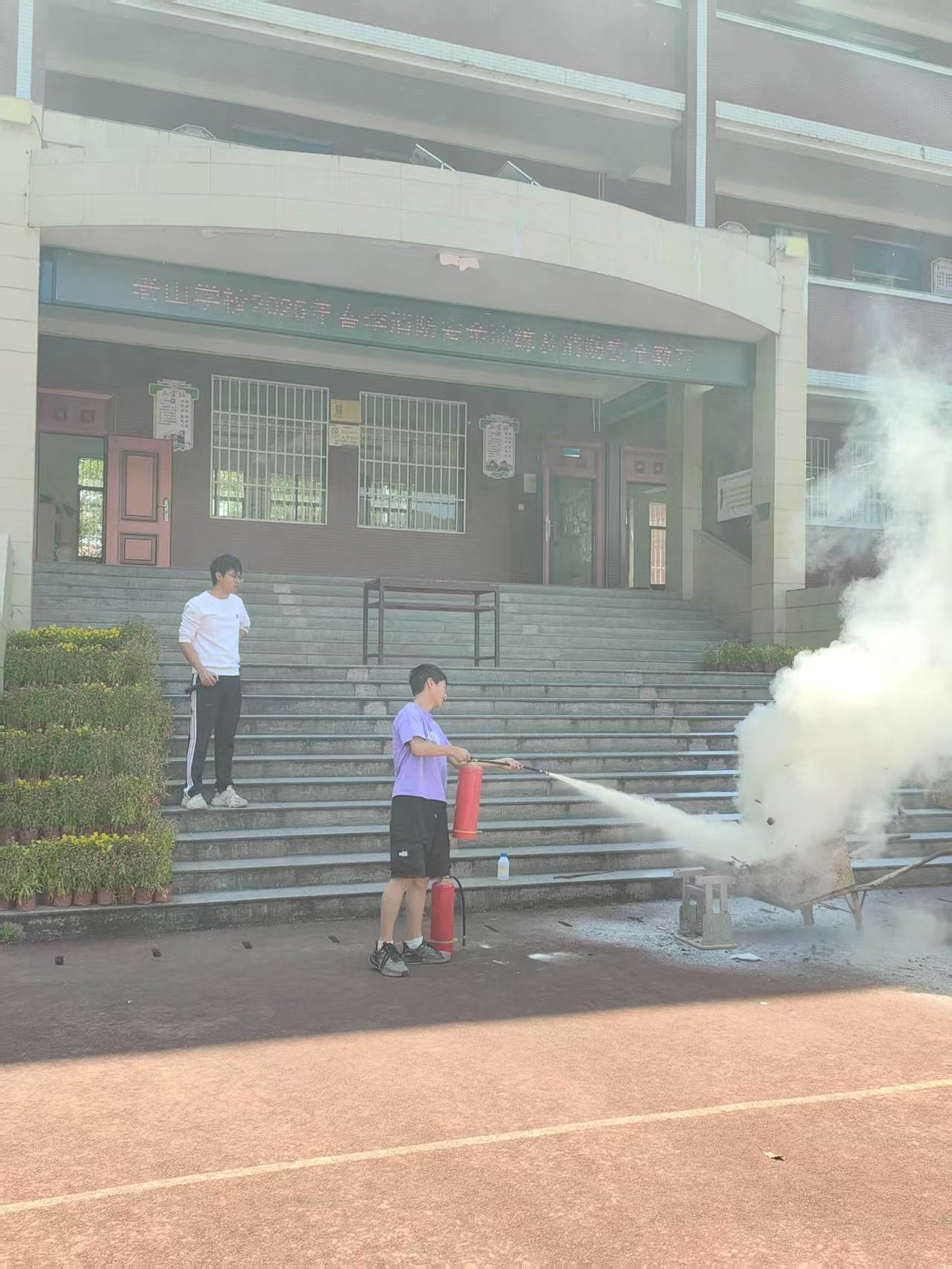 浓烟中的生命课堂:新邵县坪上镇老山学校开展消防安全演练