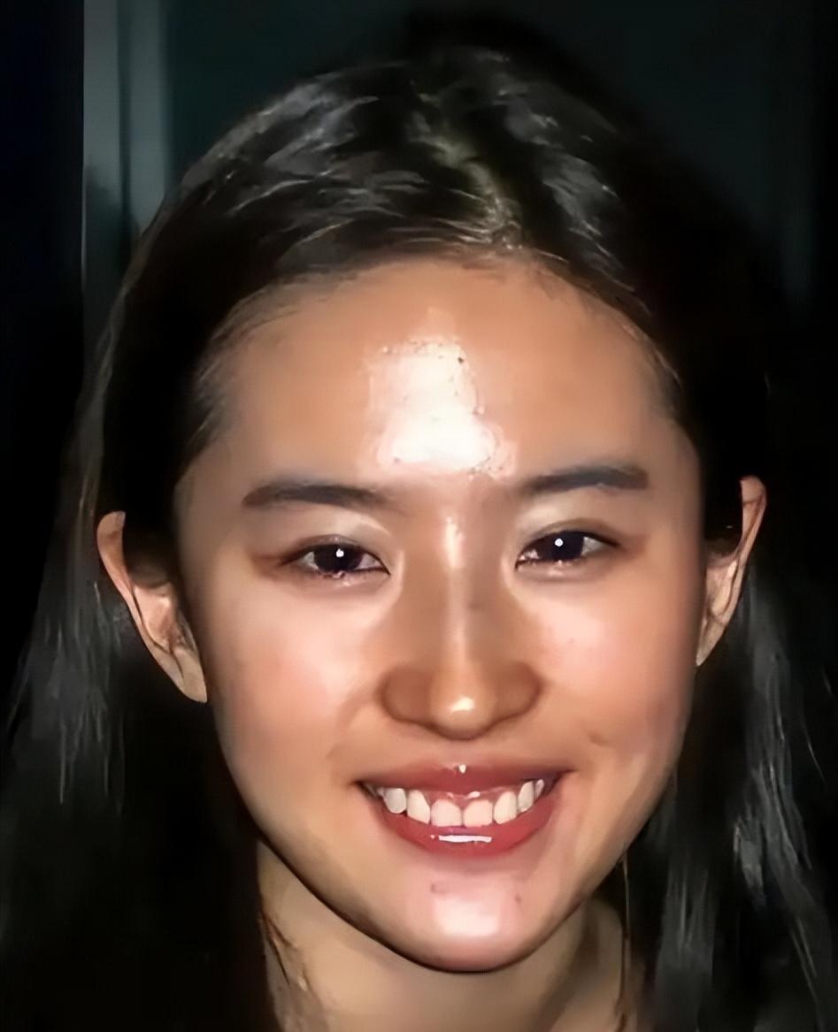 近日部分明星未修图照片在网络流传,展现了公众人物在自然状态下的