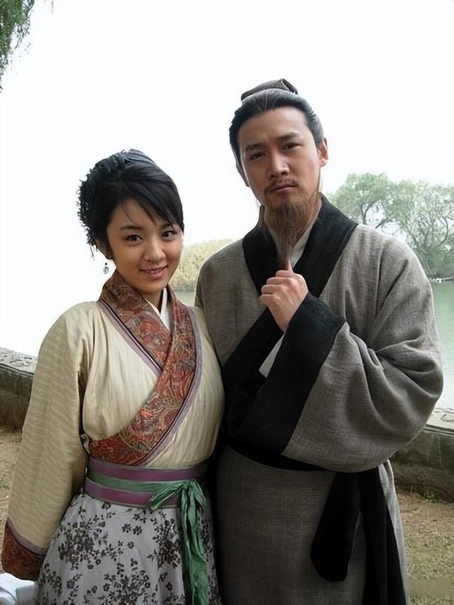 1074年,40岁的苏轼畅游西湖,邂逅了一名年仅12岁的