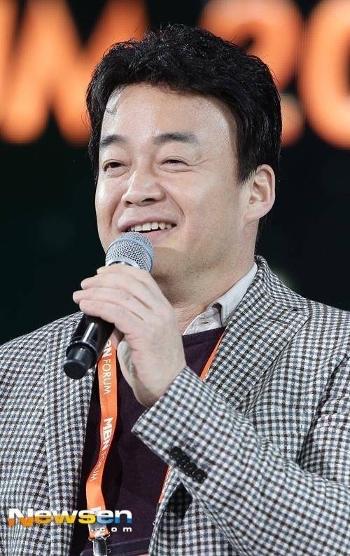 提及白钟源的职权骚扰嫌疑，机场受到直接打击……前节目制作人的“过度行为”引发争议