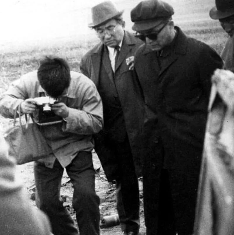 :飞机坠毁在荒郊野岭,机上8男1女,无一生还