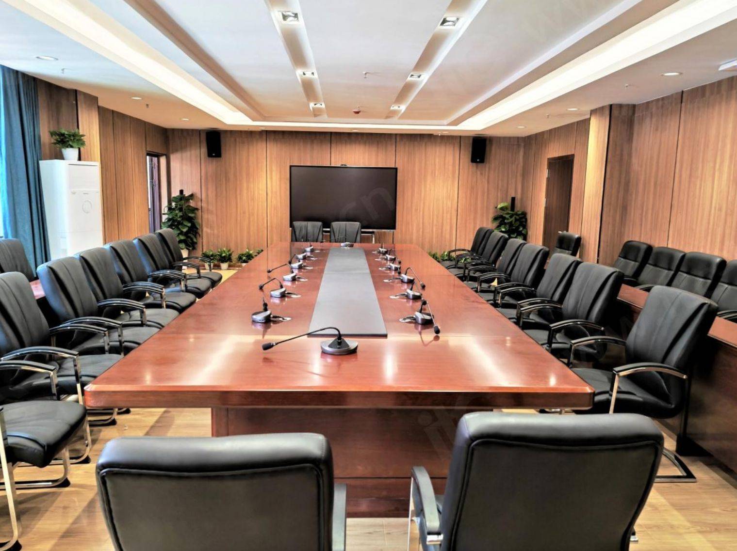 开比亚迪参加同学会,被初恋和他未婚夫羞辱,直到看到我的工作证