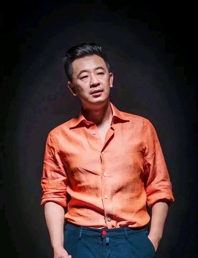 黄海波近况:早就财富自由,49岁满脸胡子显老,8岁儿子像妈妈