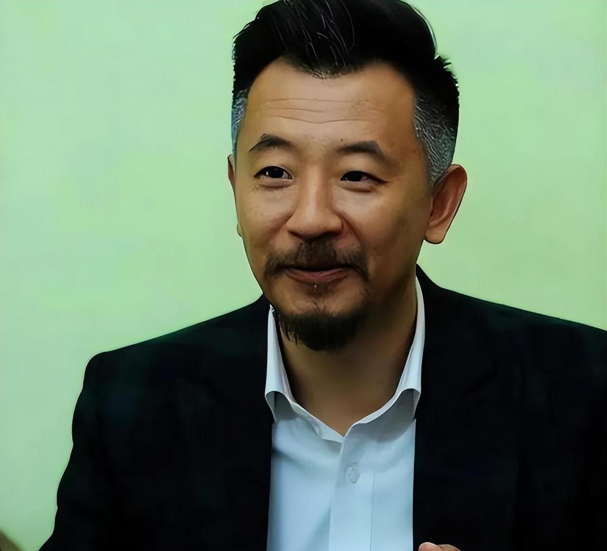 黄海波近况:早就财富自由,49岁满脸胡子显老,8岁儿子像妈妈