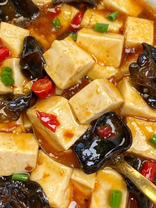 木耳炖豆腐是一道春季养生佳肴